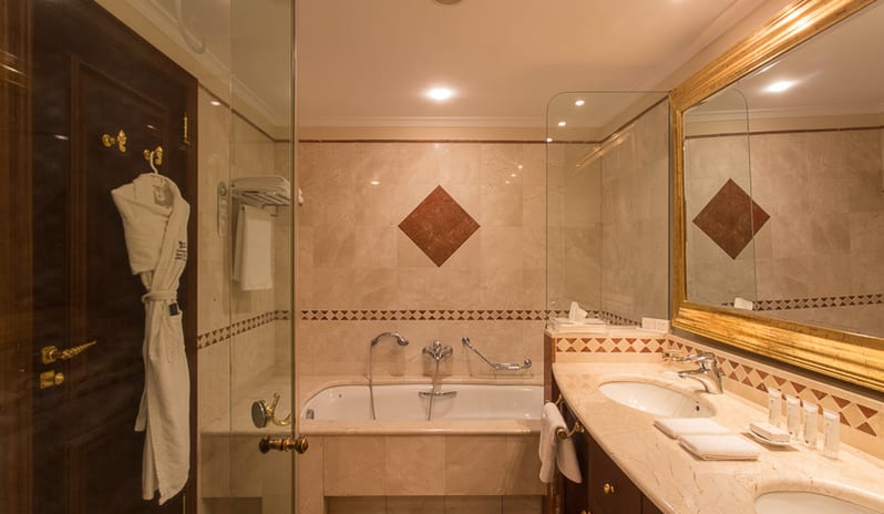 Deluxe Bathroom